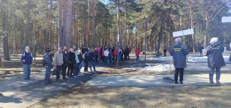 <strong>В гурьевском Парке Металлургов провели генеральную уборку</strong>